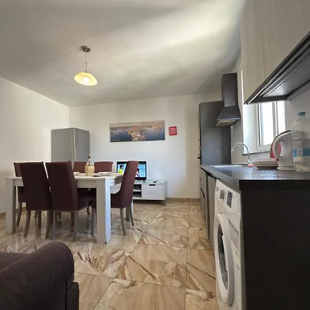 3-bedroom In M4 Apartment *